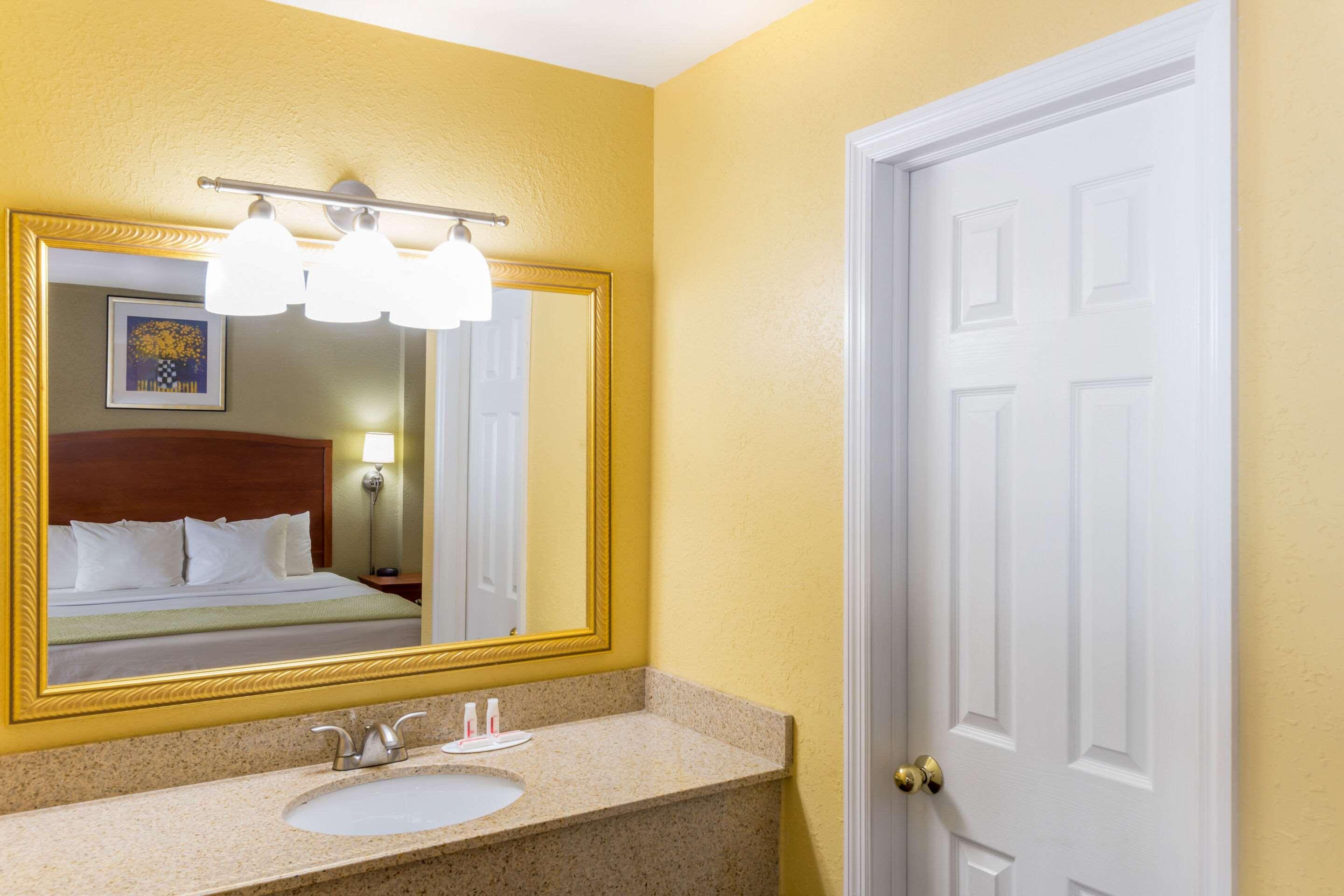 Quality Inn Пъкипсий Екстериор снимка