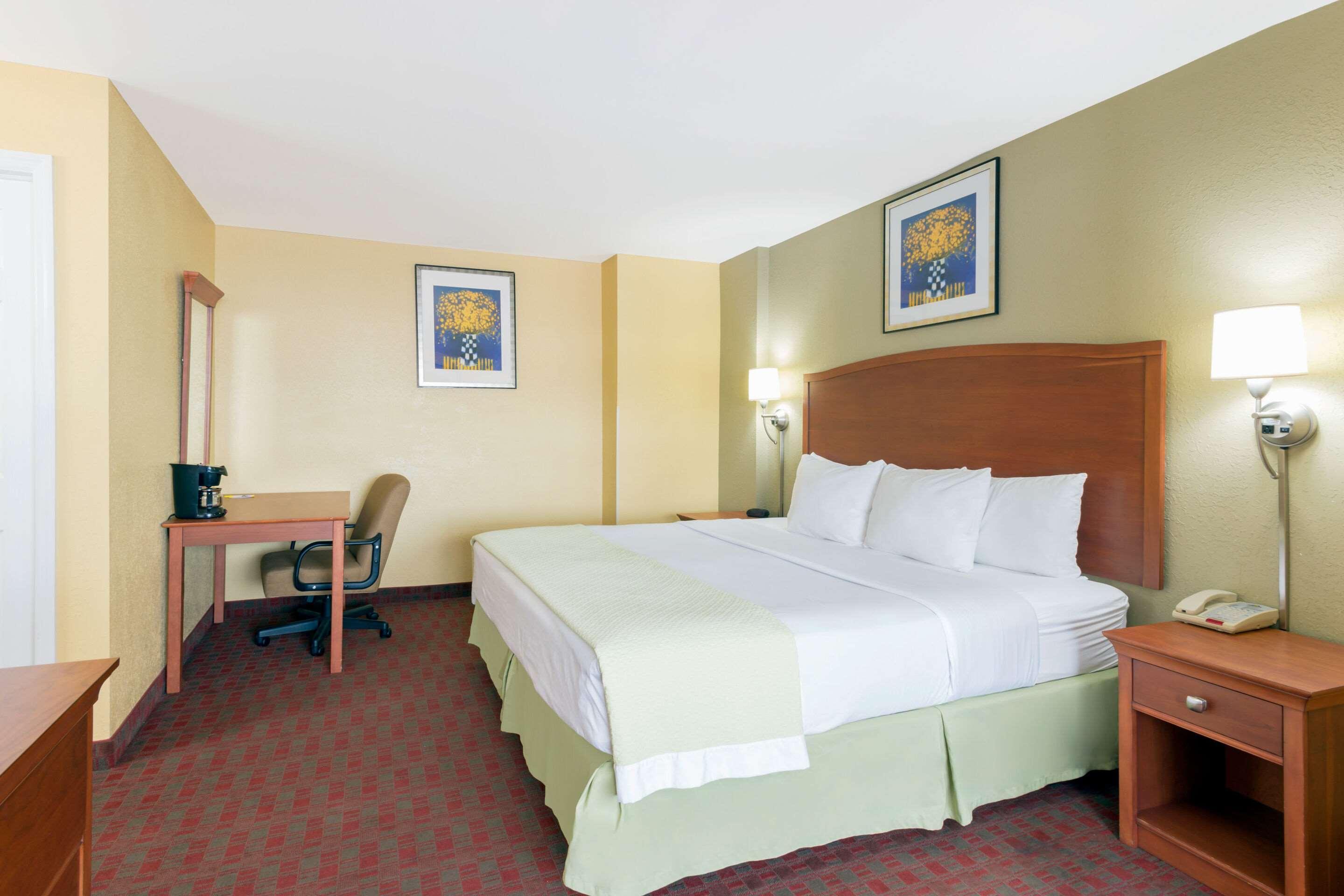 Quality Inn Пъкипсий Екстериор снимка